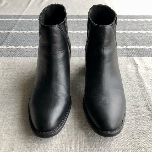 Versatile and Stylish Black Børn Sacramento Booties Leather Elastic Panels Sz 8 - Picture 3 of 10